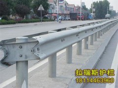 高速公路兩邊防撞護欄 鍍鋅雙波三波形護欄板批發(fā)